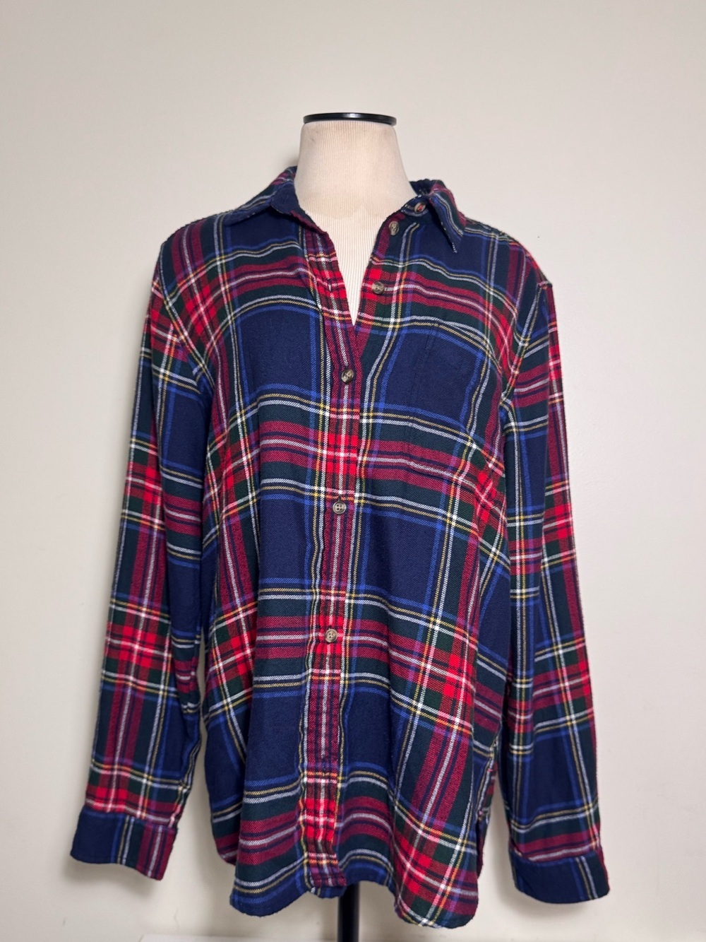 American eagle super soft Navy & Red Plaid Button-Up Shirt size L
